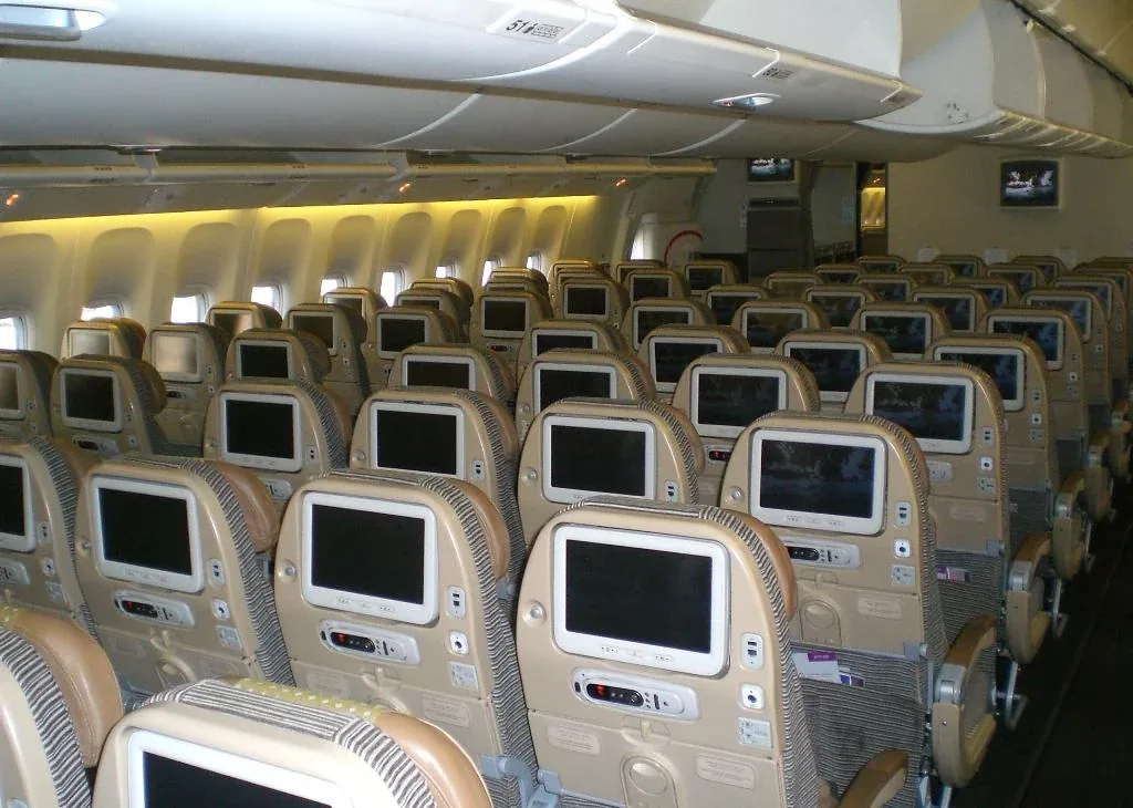 Эконом-класс Boeing 777-300ER Etihad: кресла с экранами в спинках и полосатыми подголовниками