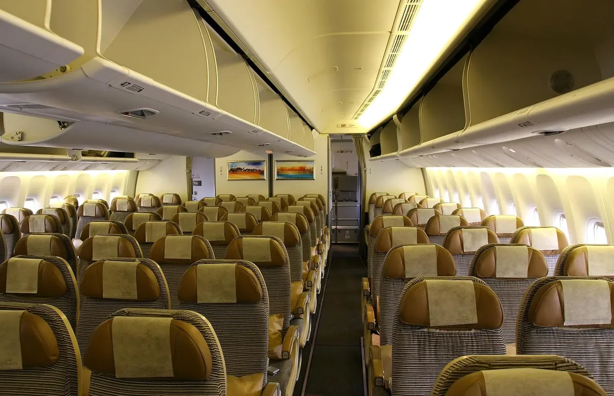 Салон эконома Boeing 777-300ER Etihad: посадка 3-4-3, вид вдоль прохода