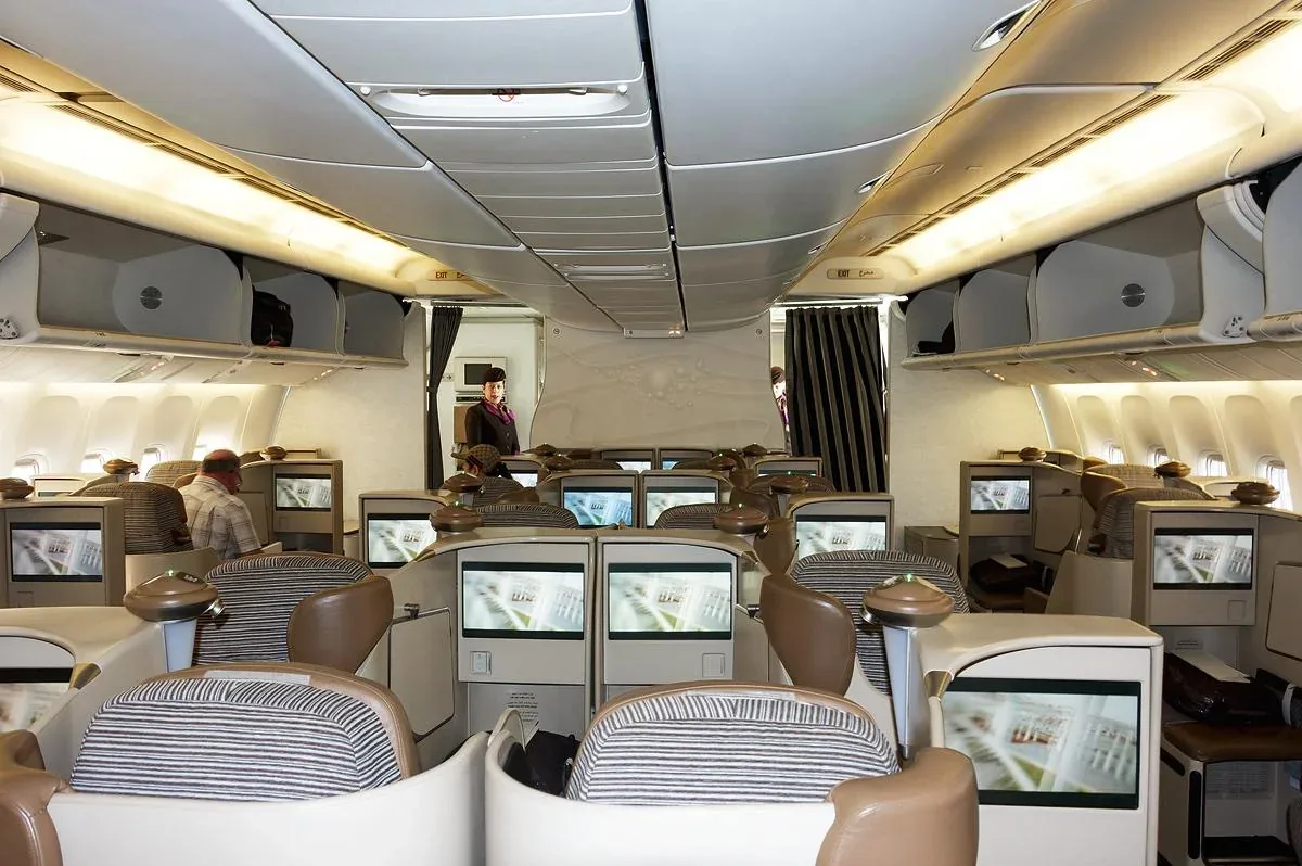 Бизнес-класс Boeing 777-300ER Etihad: кресла 1-2-1 с экранами на перегородках