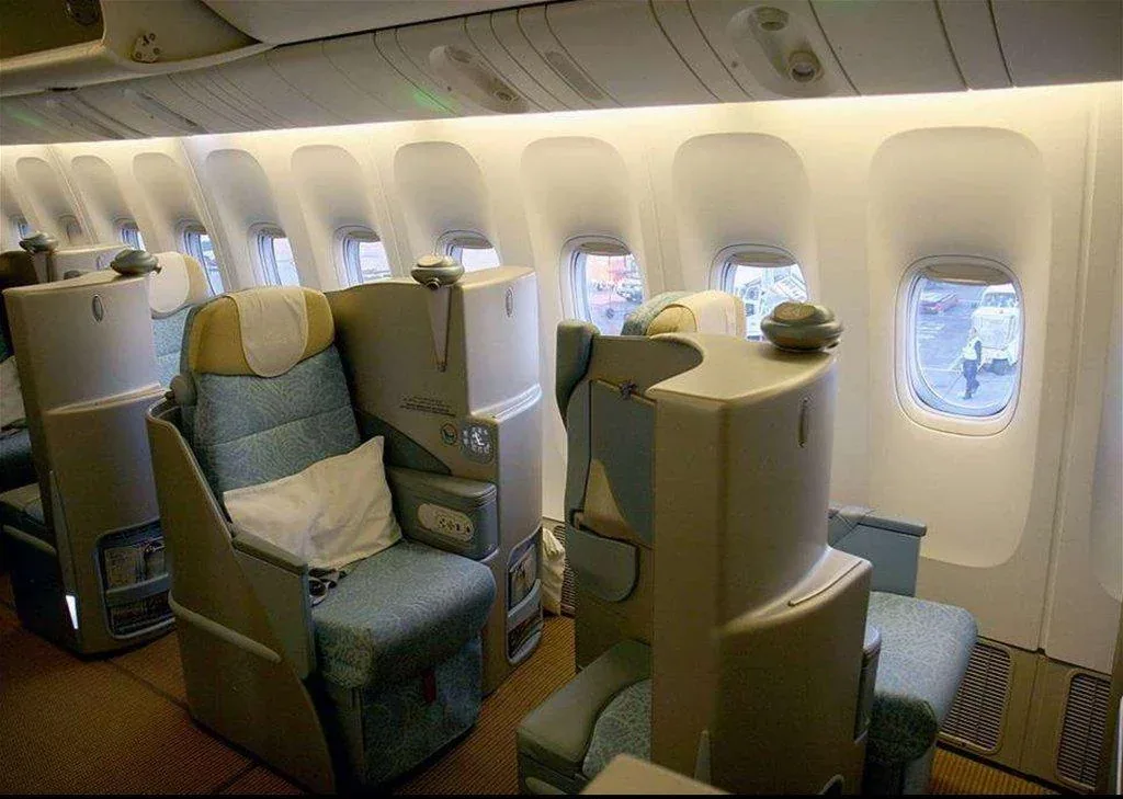 Кресло бизнес-класса Boeing 777-300ER Etihad у окна с подушкой