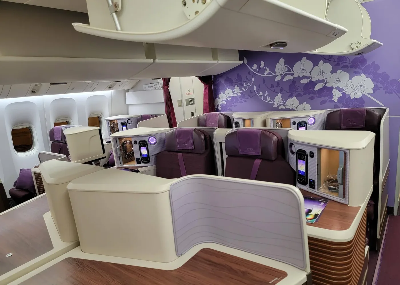Первый класс Royal First Boeing 777-300ER Thai Airways: отдельная кабина с перегородками