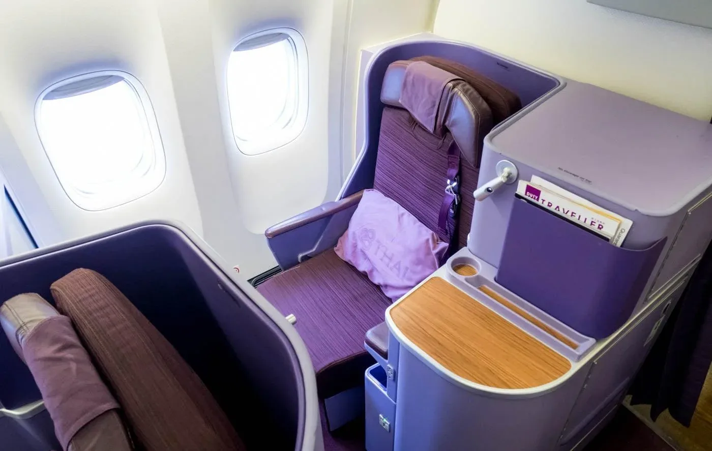 Кресло Royal Silk Boeing 777-300ER Thai Airways у иллюминатора