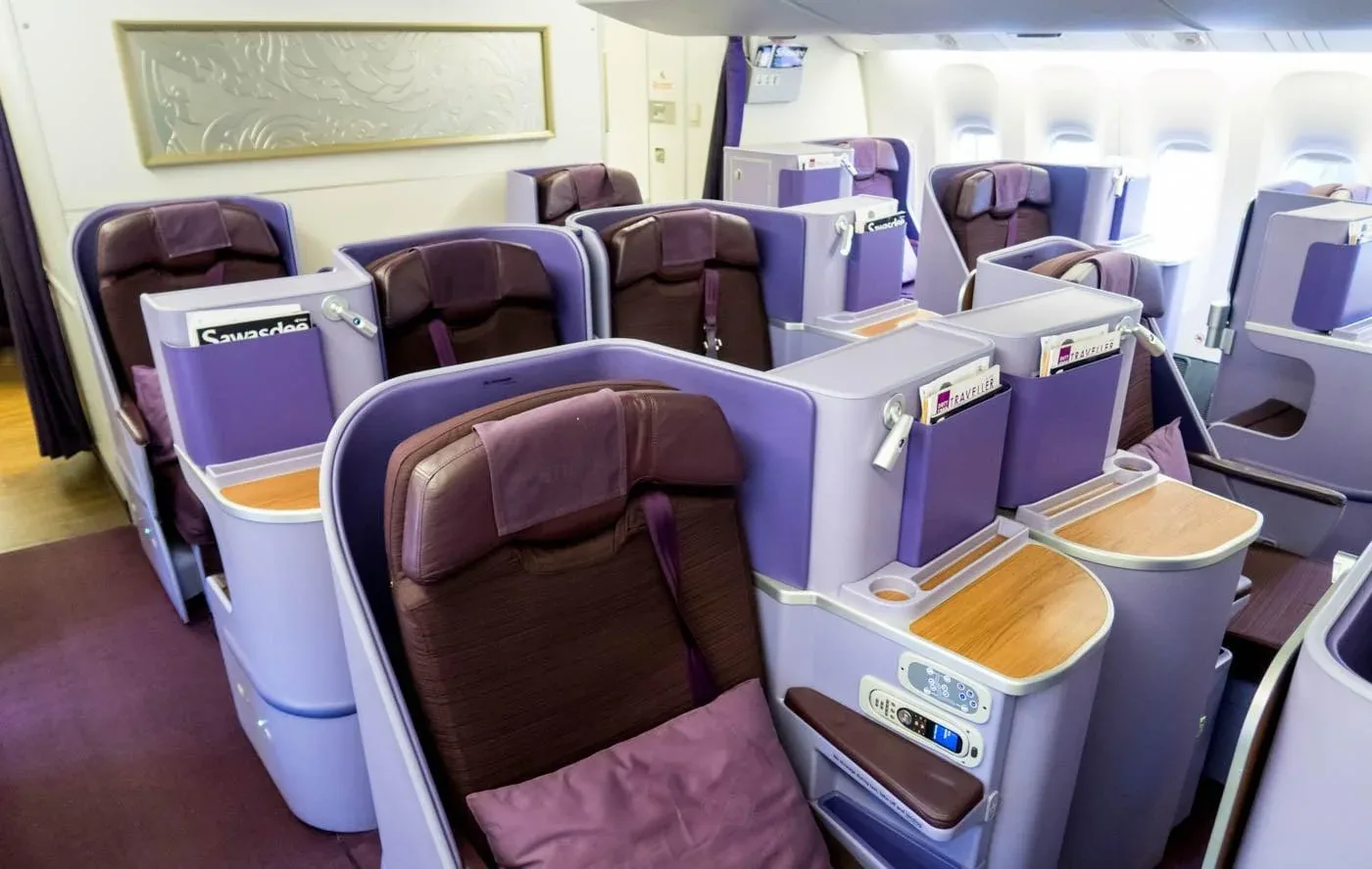 Бизнес-класс 777-300ER Thai Airways: ряды кресел с высокими спинками