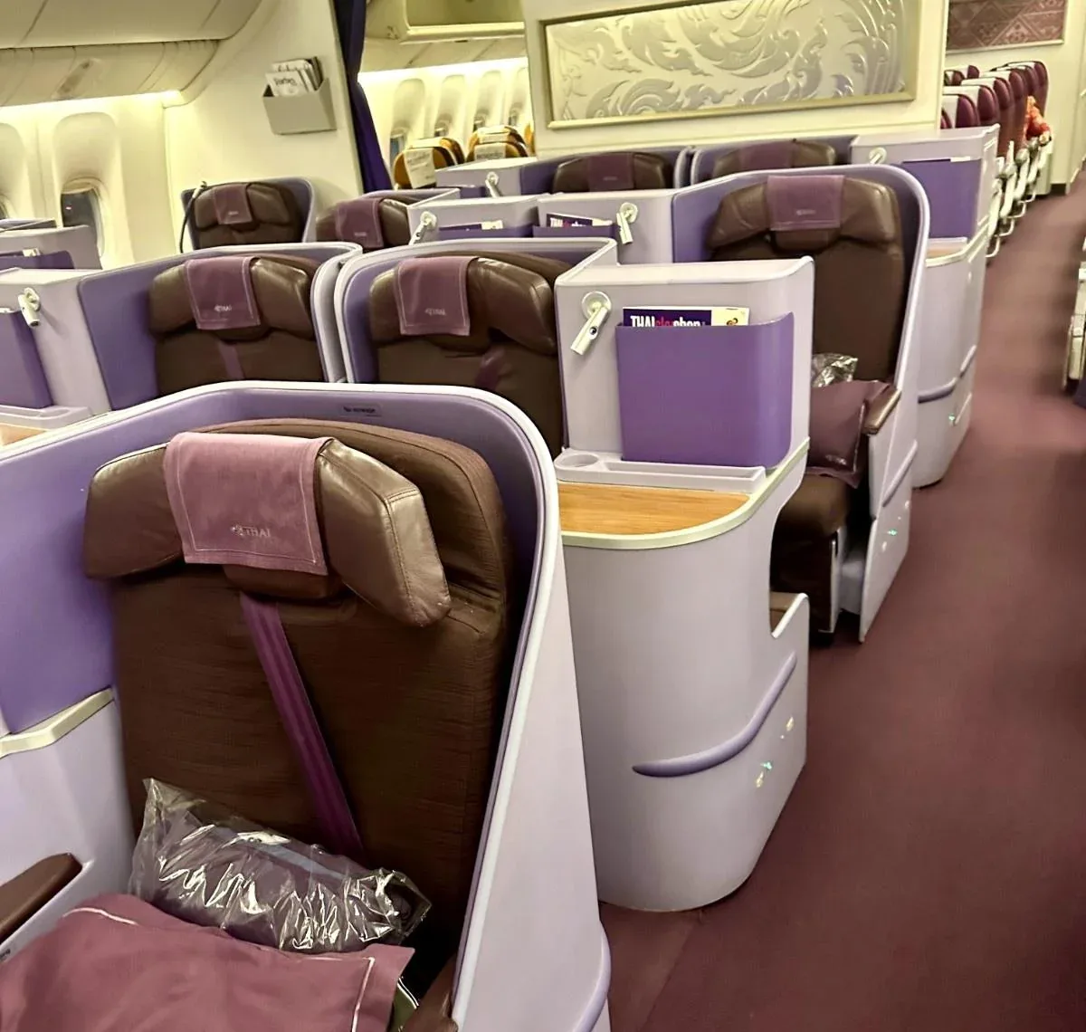 Салон Royal Silk Boeing 777-300ER Thai Airways, вид вдоль прохода