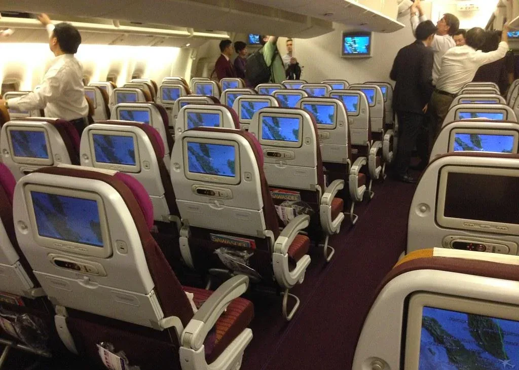 Эконом Boeing 777-300ER Thai Airways: ряды 3-4-3 с экранами в спинках
