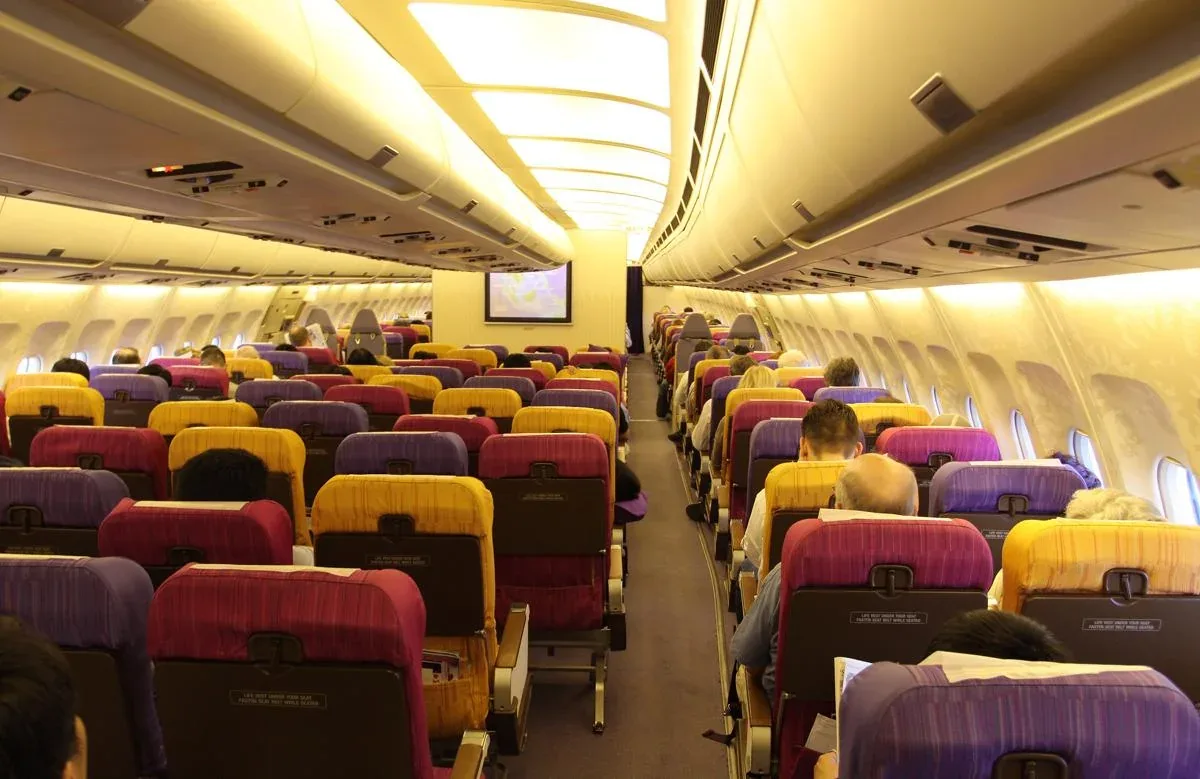 Эконом-класс Boeing 777-300ER Thai Airways, вид вдоль салона