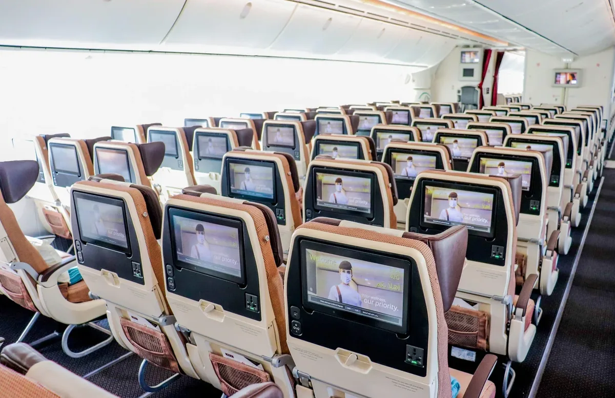 Эконом-класс Boeing 787-10 Etihad: кресла 3-3-3 с экранами, вид вдоль прохода