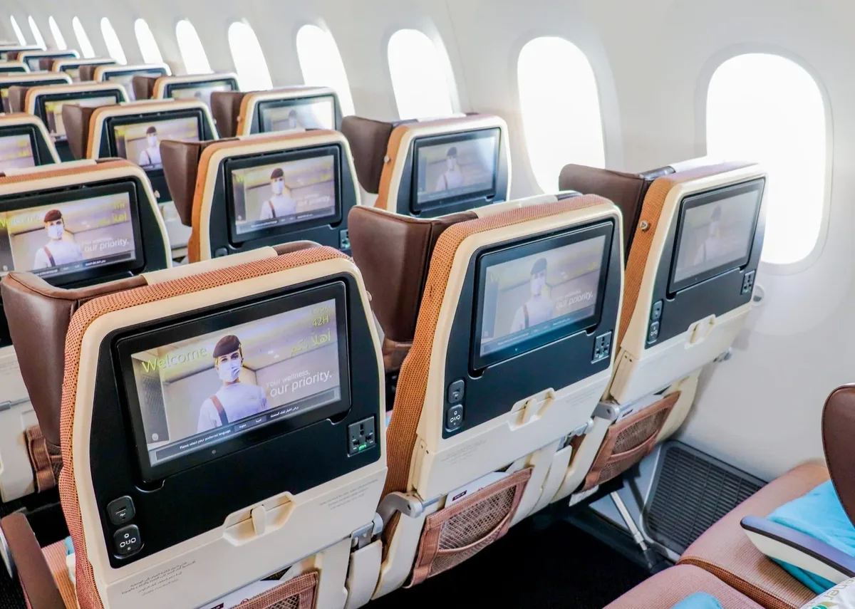 Ряд эконома Boeing 787-10 Etihad крупным планом: экраны и подголовники