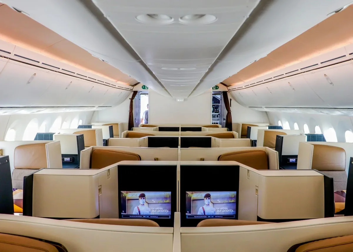 Бизнес-класс Business Studio Boeing 787-10 Etihad: кресла 1-2-1 с экранами на перегородках