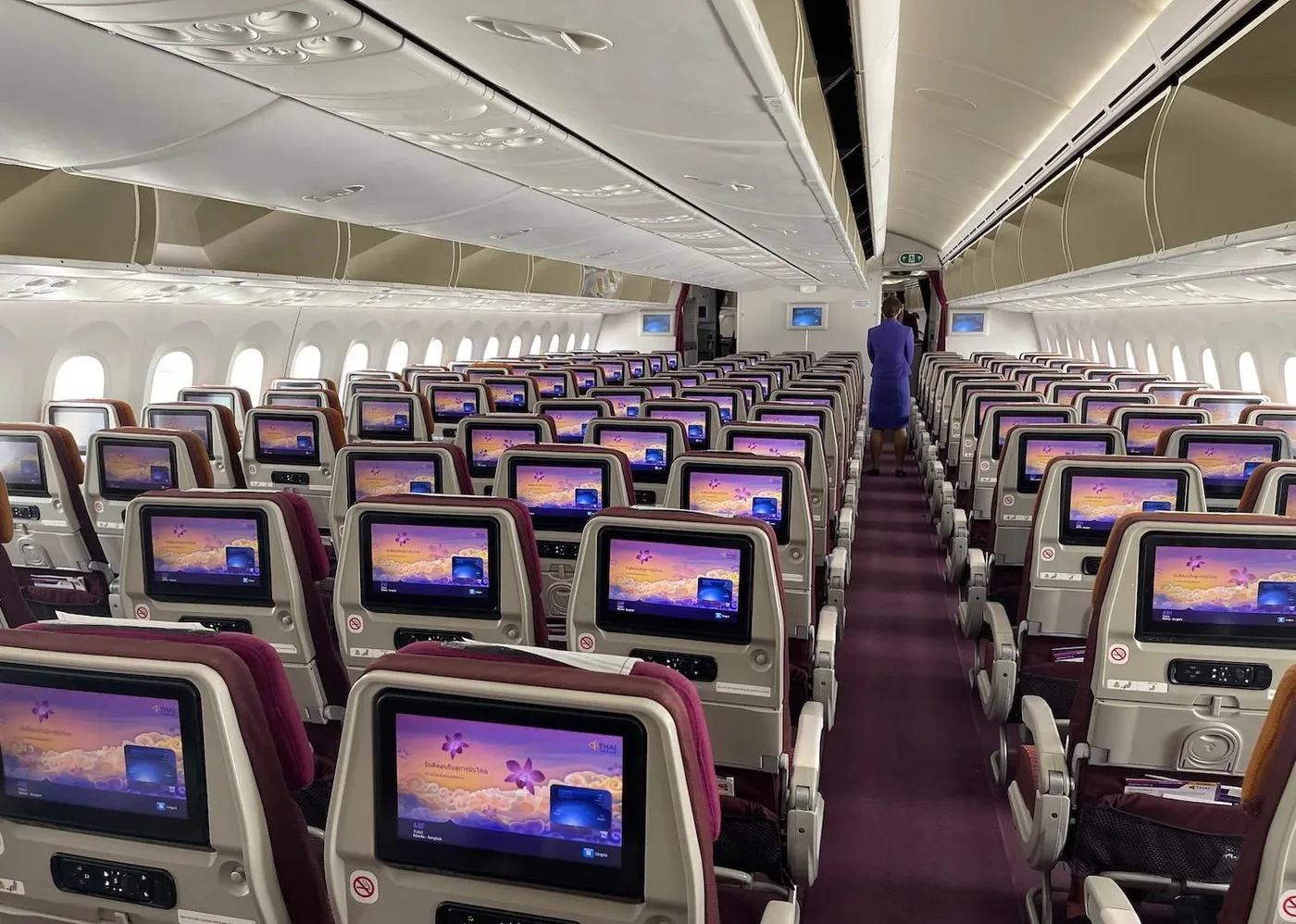 Эконом Boeing 787-8 Thai Airways: ряды по девять кресел с экранами