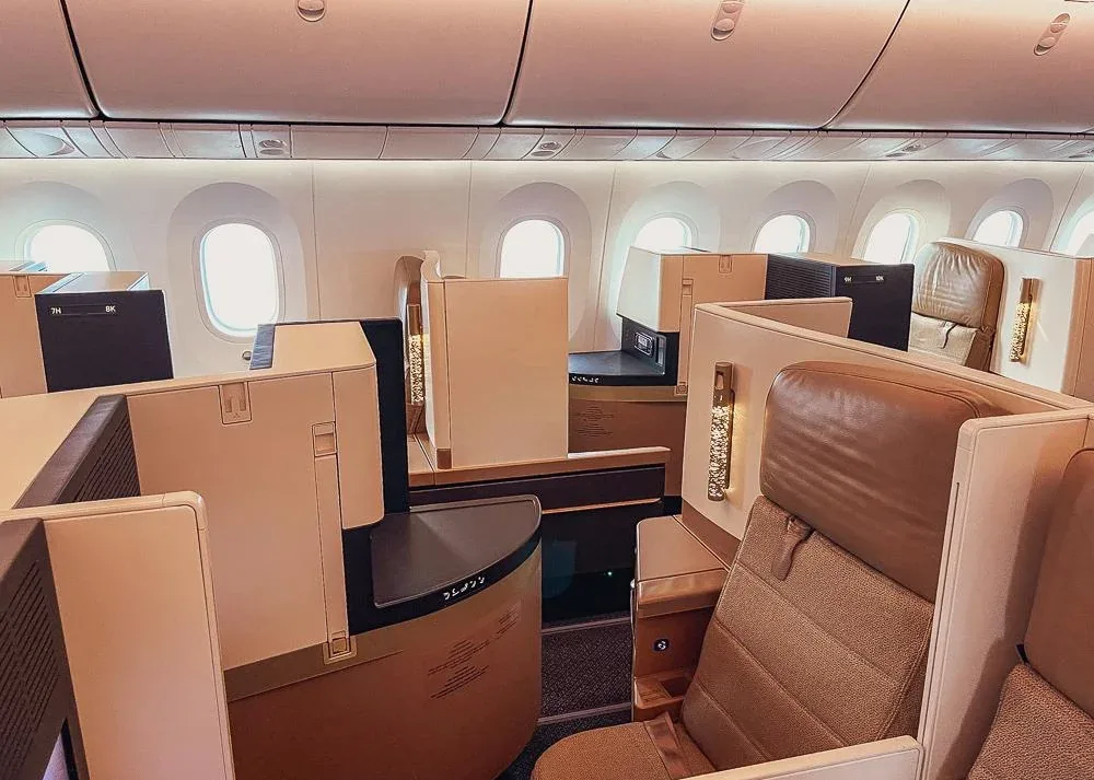 Кресла бизнес-класса Boeing 787-9 Etihad у окна, вид вдоль прохода