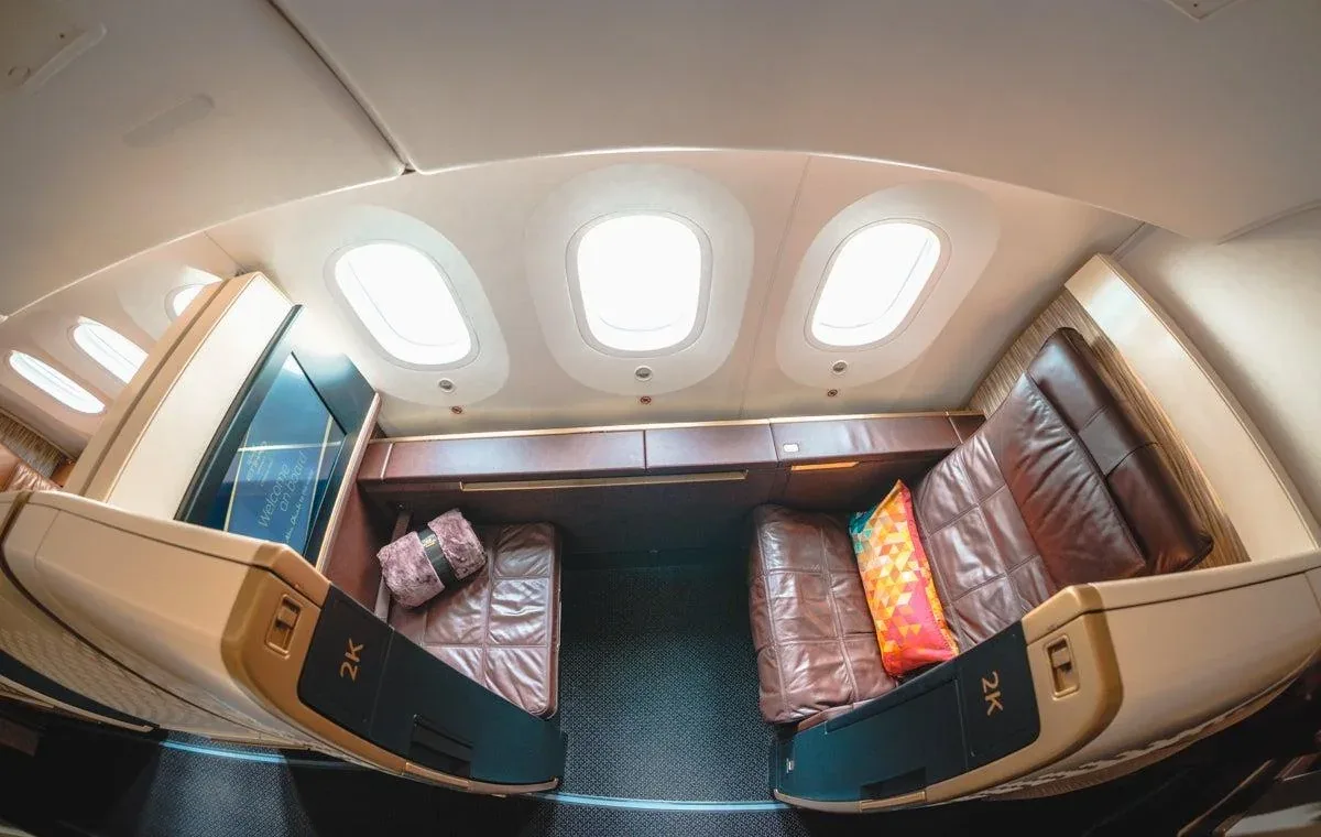 Кабина первого класса Boeing 787-9 Etihad с кожаным креслом и диваном