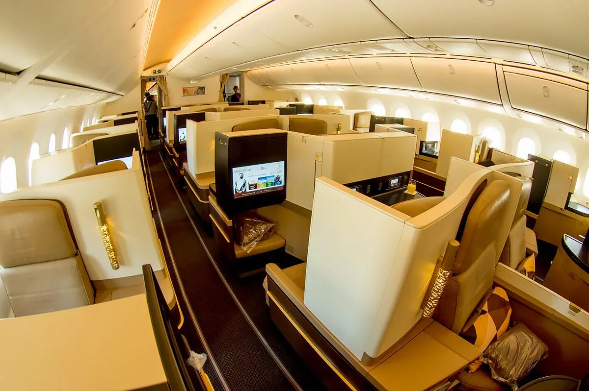 Салон первого класса Boeing 787-9 Etihad: закрытые кабины вдоль прохода