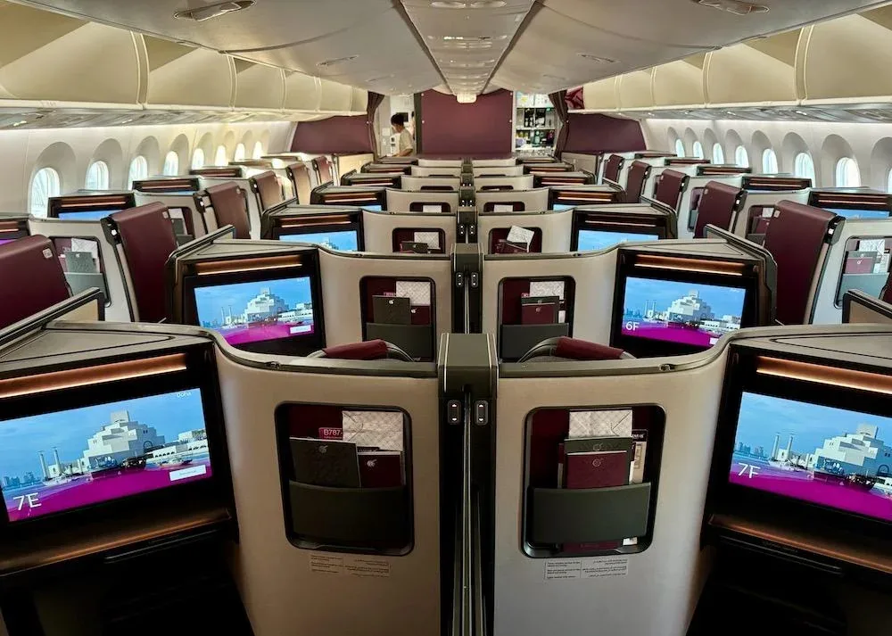Бизнес-класс Boeing 787-9 Qatar Airways: кресла 1-2-1 за высокими перегородками, вид из хвоста салона