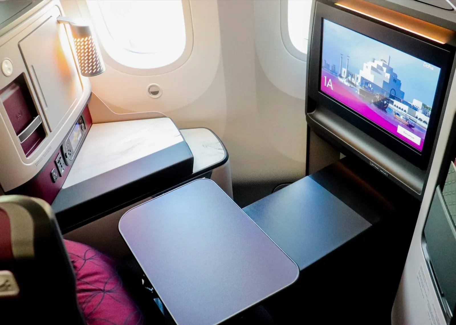 Кабина бизнеса 1A на Boeing 787-9 Qatar Airways: столик, экран и окно