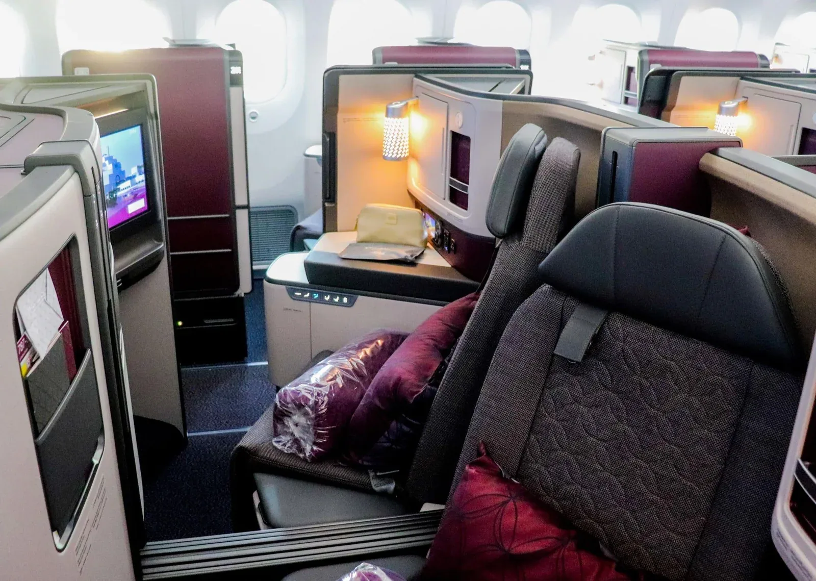 Кресло бизнес-класса Boeing 787-9 Qatar Airways с подушкой и пледом, дверка сдвинута