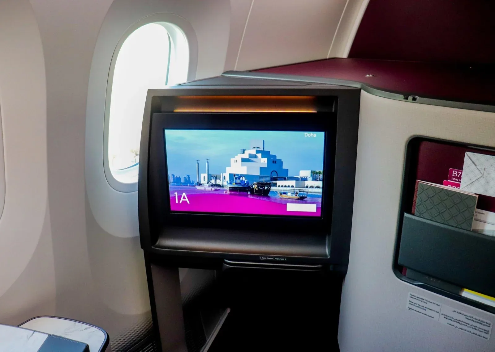 Экран в кабине бизнеса Boeing 787-9 Qatar Airways, место 1A у окна