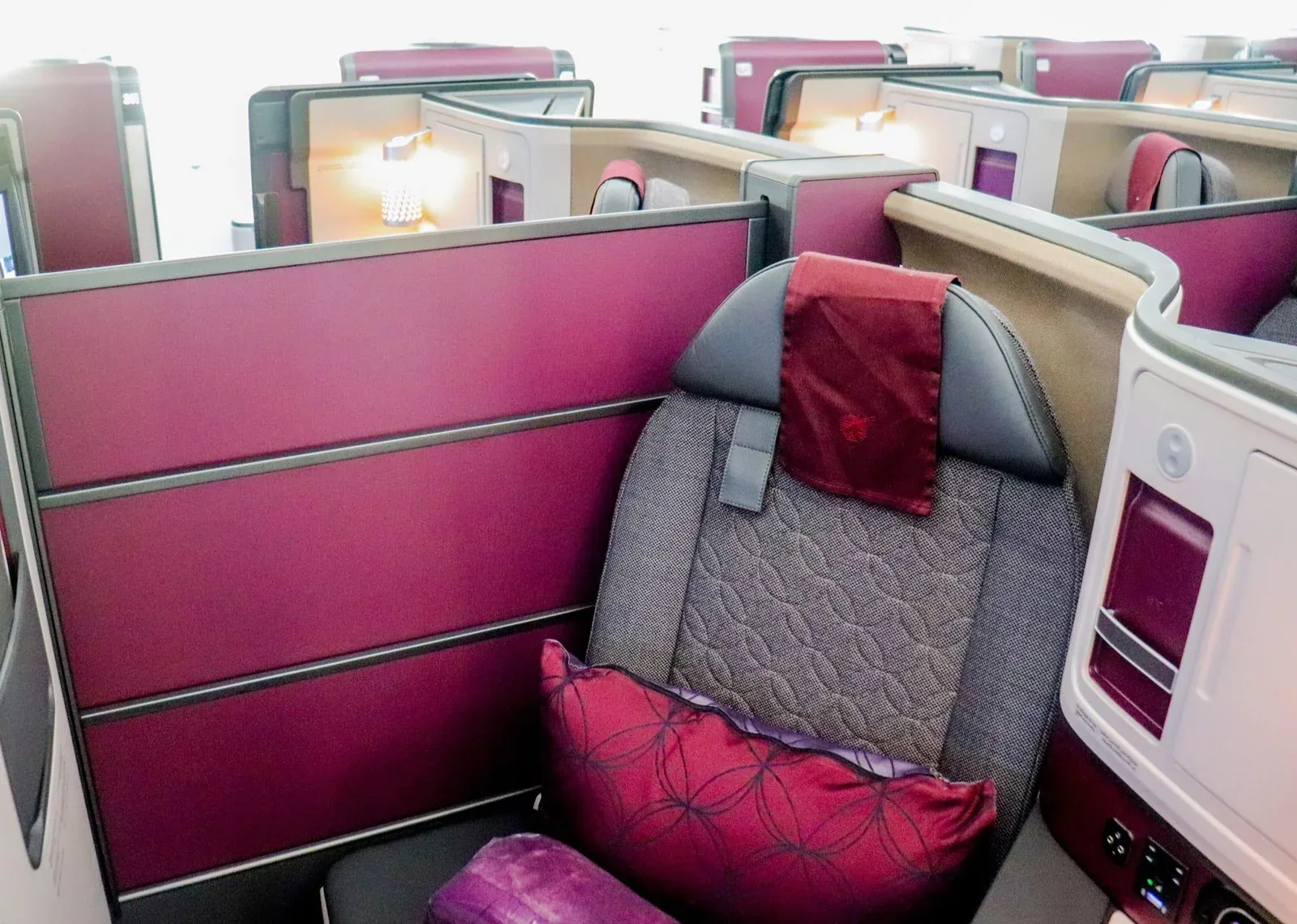 Кресло бизнеса Boeing 787-9 Qatar Airways за бордовой перегородкой с дверкой