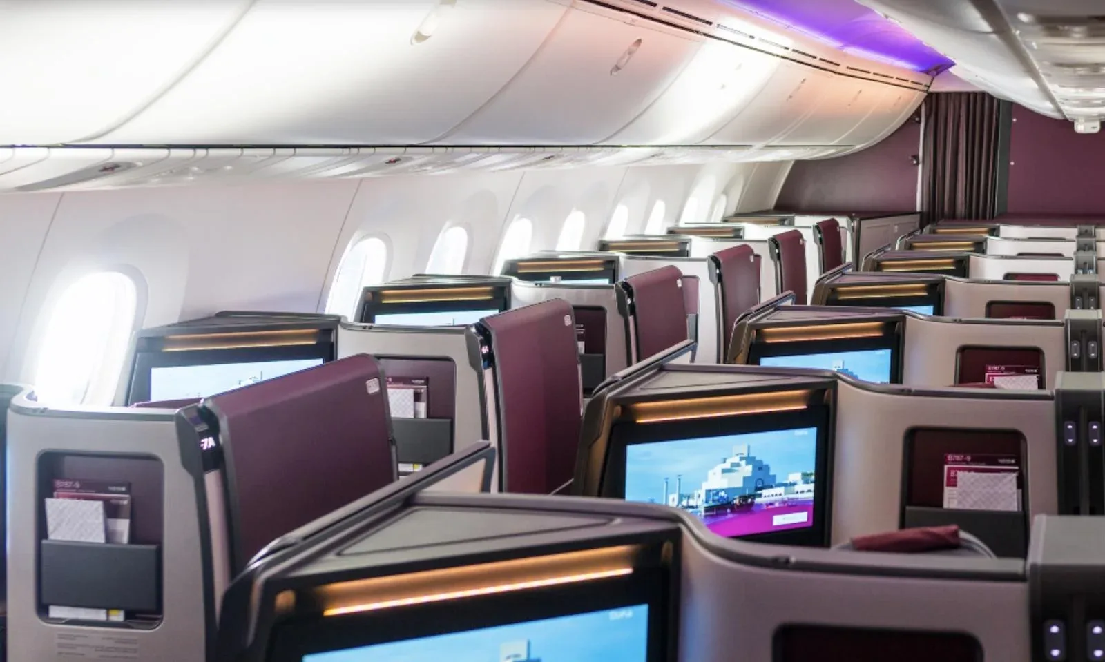 Ряд кабин бизнес-класса Boeing 787-9 Qatar Airways у левого борта