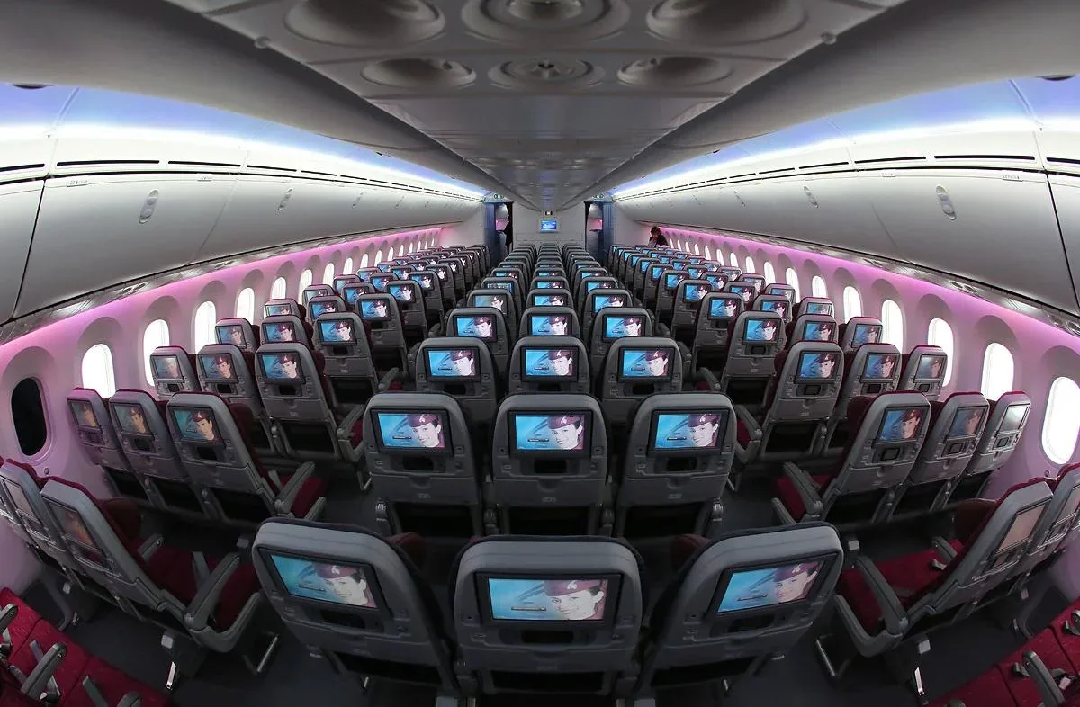 Эконом Boeing 787-9 Qatar Airways: кресла 3-3-3 с экранами, вид вдоль салона