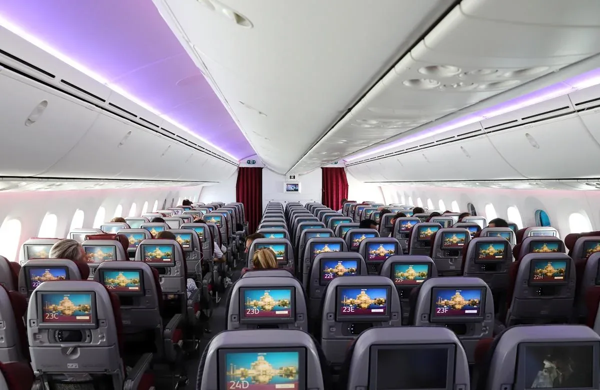 Салон эконома Boeing 787-9 Qatar Airways с крупными иллюминаторами Дримлайнера