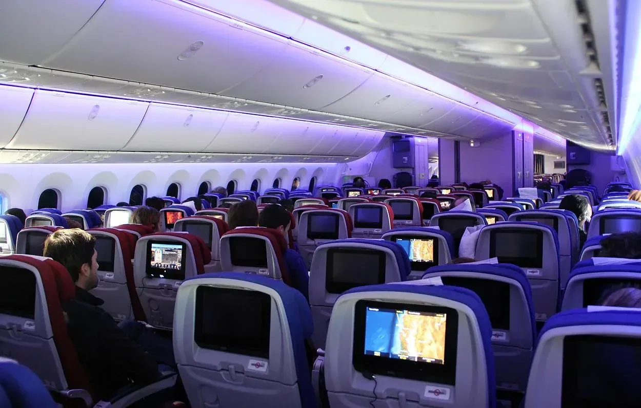 Эконом Boeing 787-9 Thai Airways с фиолетовой подсветкой салона
