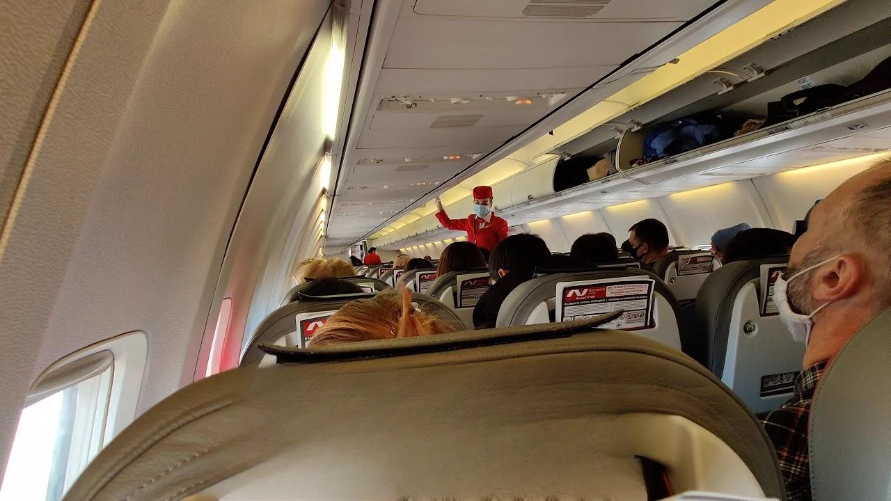 Бортпроводница Nordwind проводит инструктаж в салоне 737-800