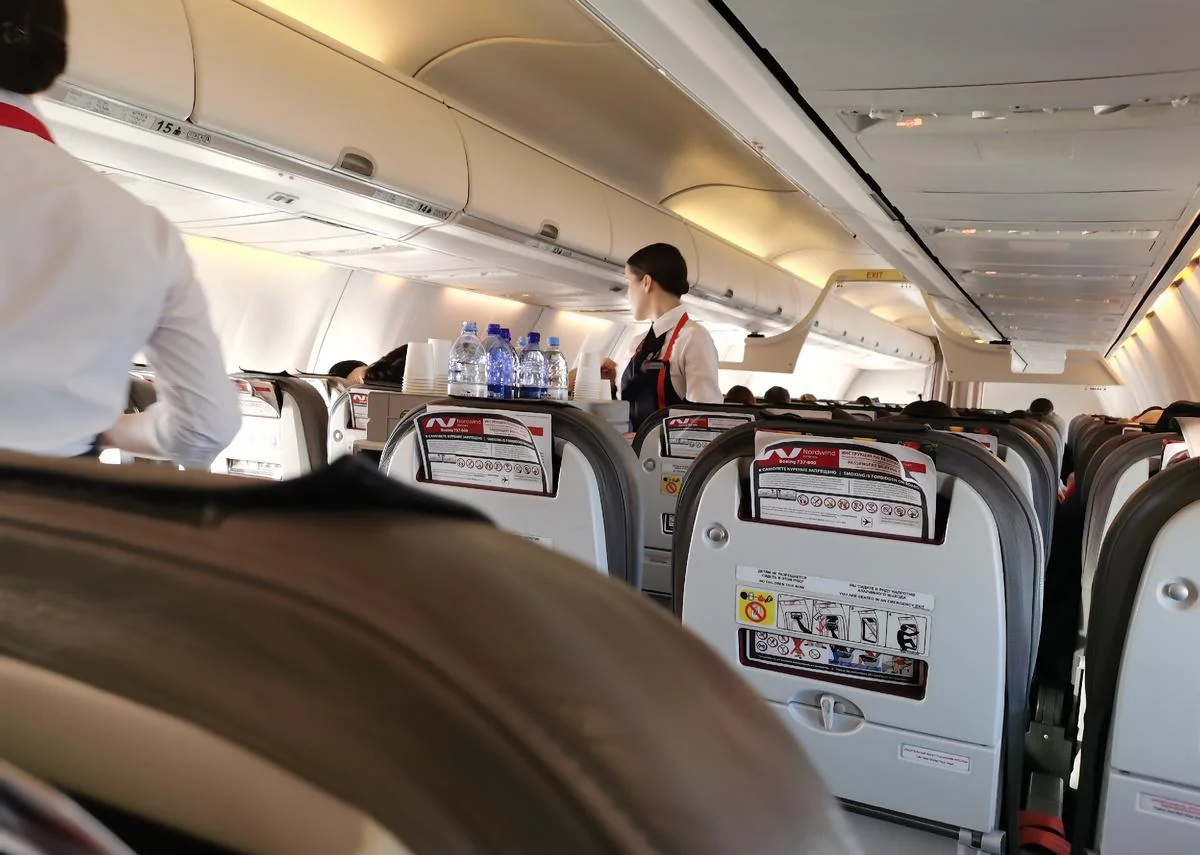 Раздача напитков в салоне 737-800 Nordwind