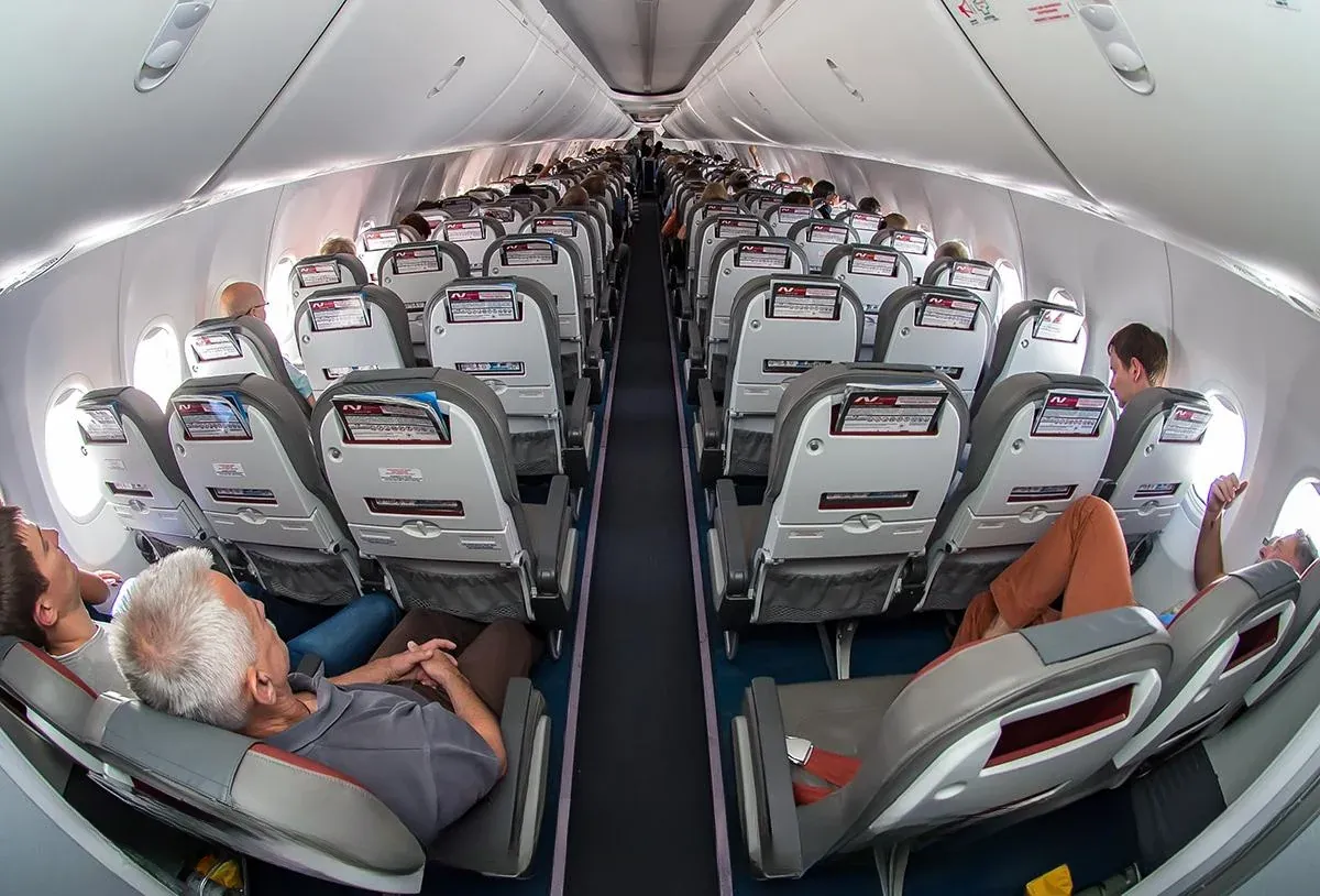 Пассажиры в креслах 737-800 Nordwind, вид из хвоста салона