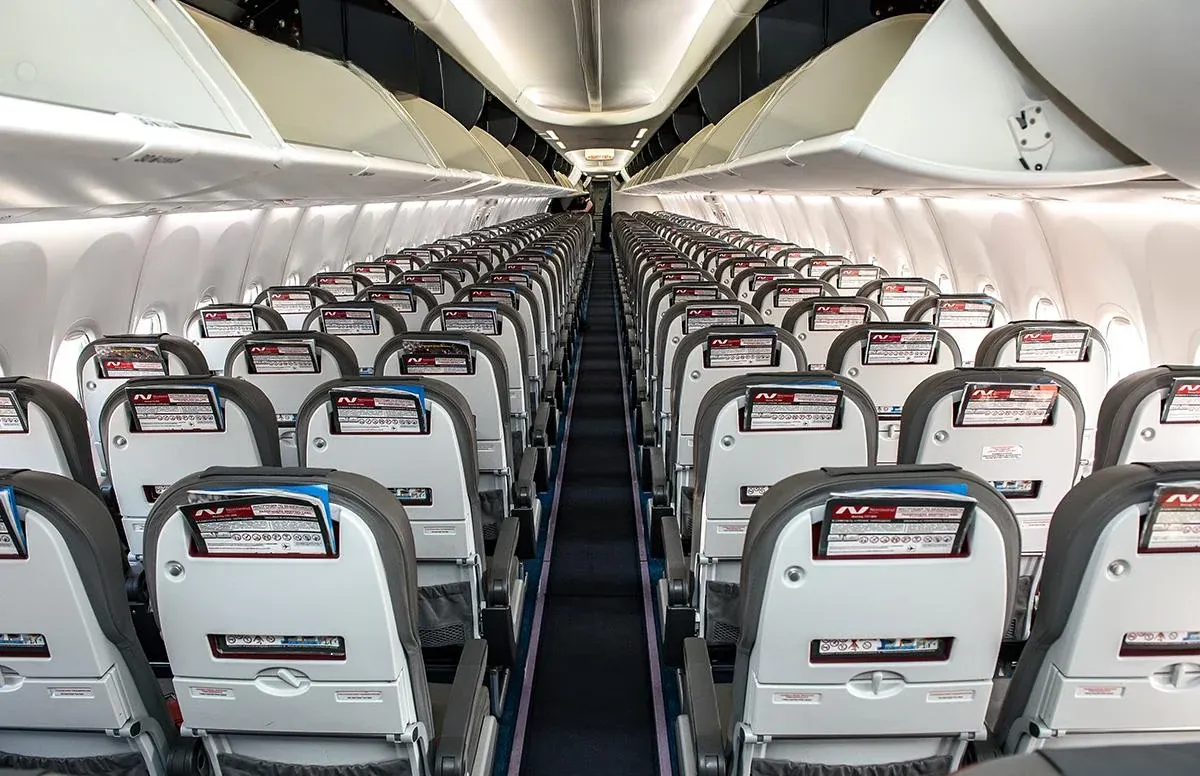 Ряды кресел 737-800 Nordwind с логотипом авиакомпании на спинках