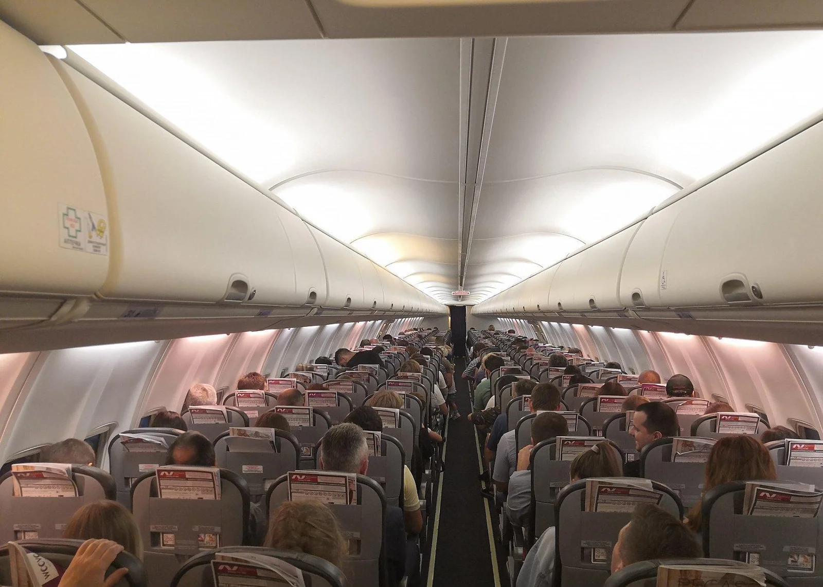 Салон 737-800 Nordwind, вид вдоль прохода к хвосту