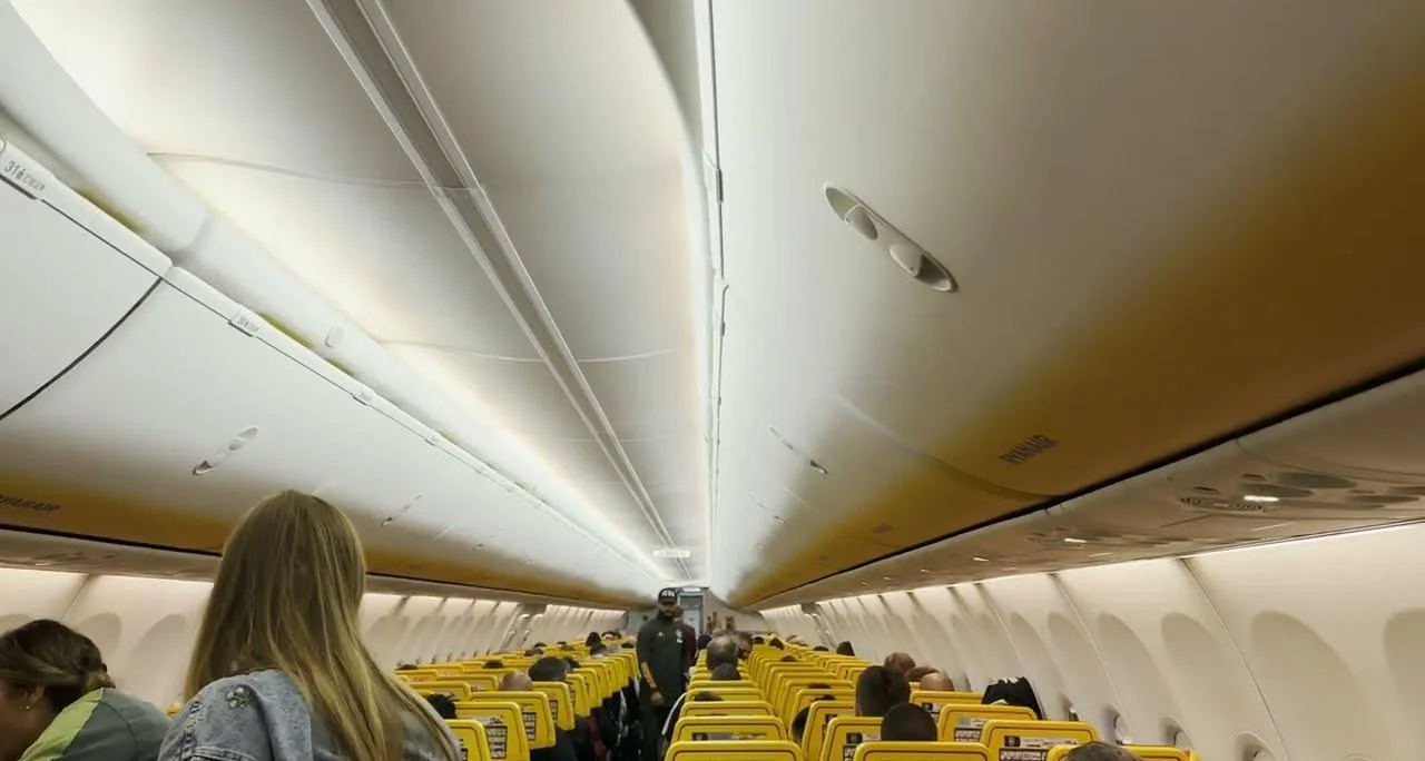Салон Boeing 737-8200 Ryanair в рейсе, вид вдоль прохода