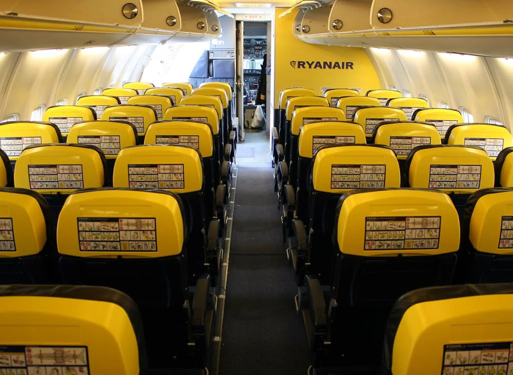 Ряды эконома Boeing 737-8200 Ryanair с печатной инструкцией на спинках