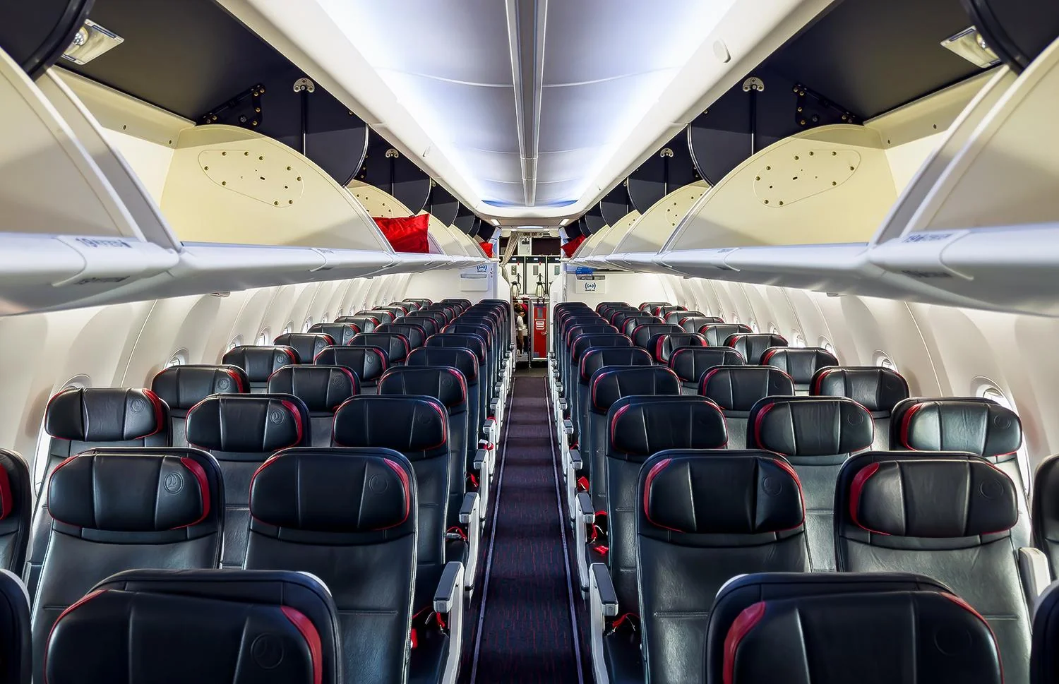 Салон эконом-класса Boeing 737-900ER: ряды по три кресла до самого хвоста