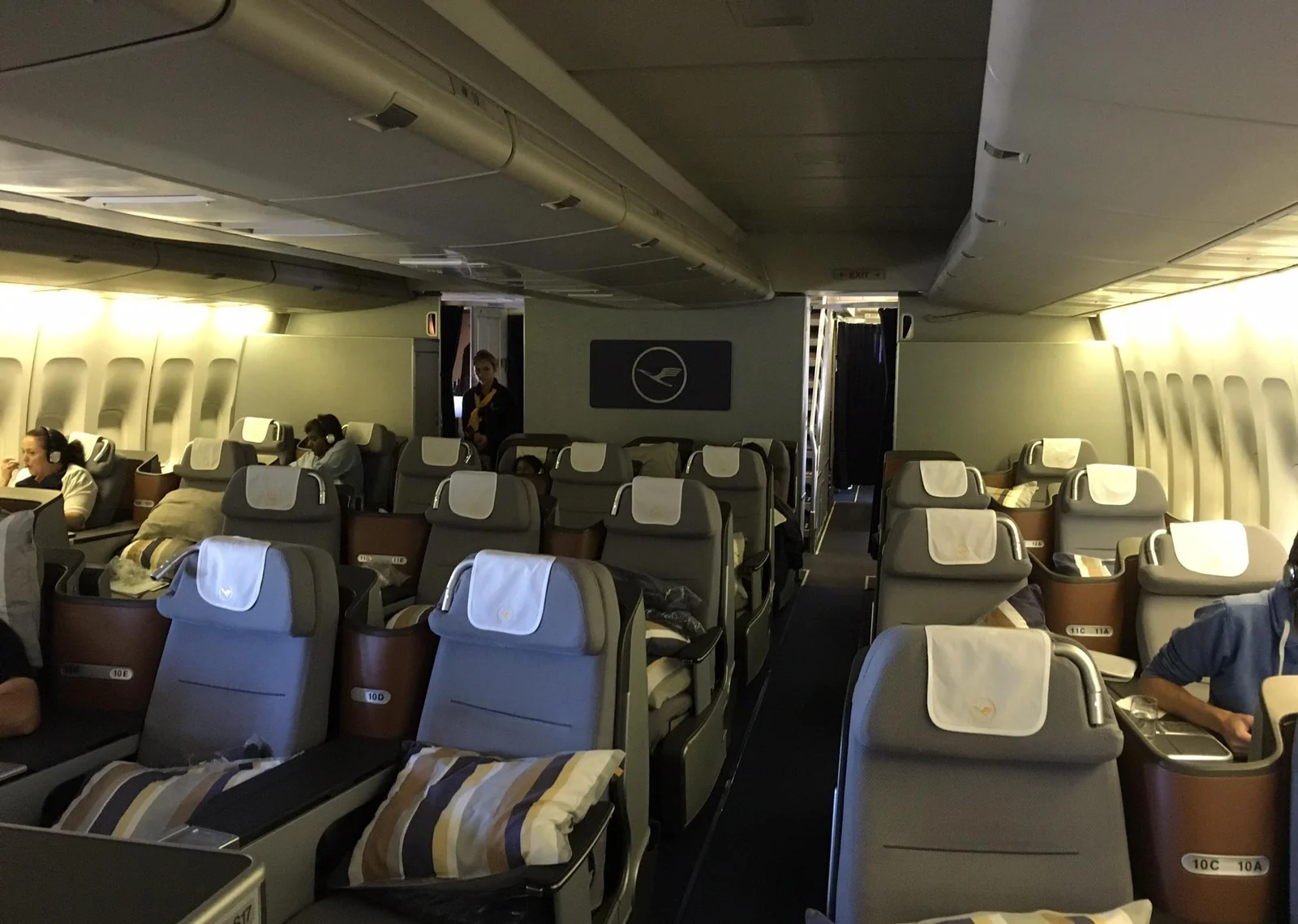 Салон бизнес-класса Boeing 747-400 Lufthansa