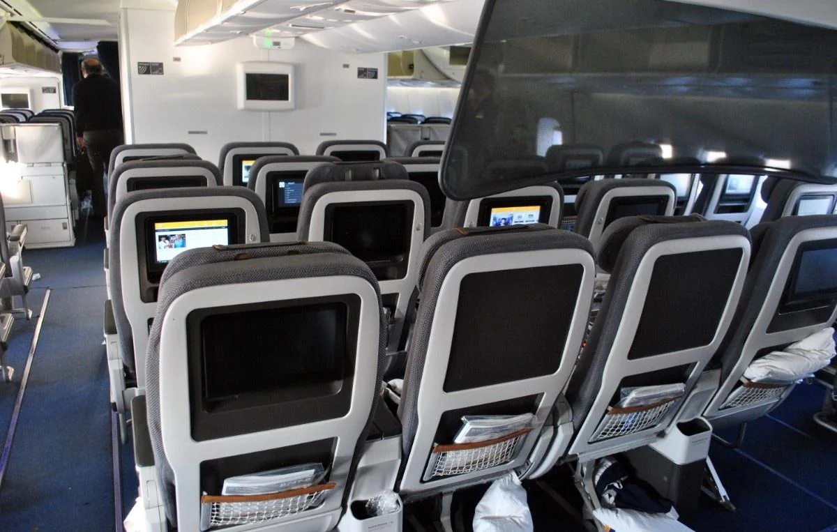 Ряды эконома 747-400 с экранами в спинках