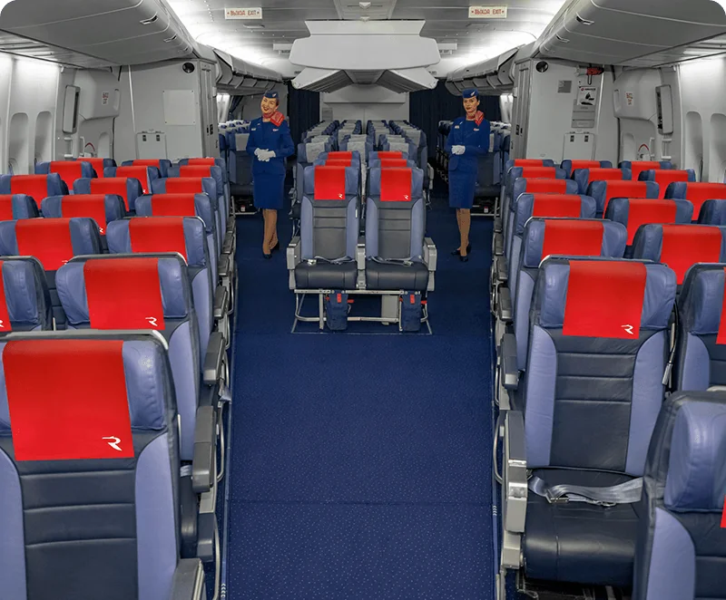 Эконом Boeing 747-400 «Россия»: синие кресла с красными подголовниками «R», бортпроводницы в проходе