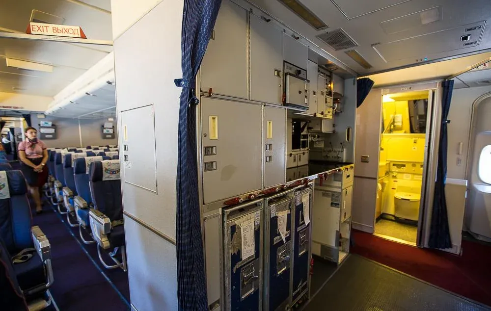 Тамбур Boeing 747-400 «Россия»: кухня с тележками и туалет между секциями эконома
