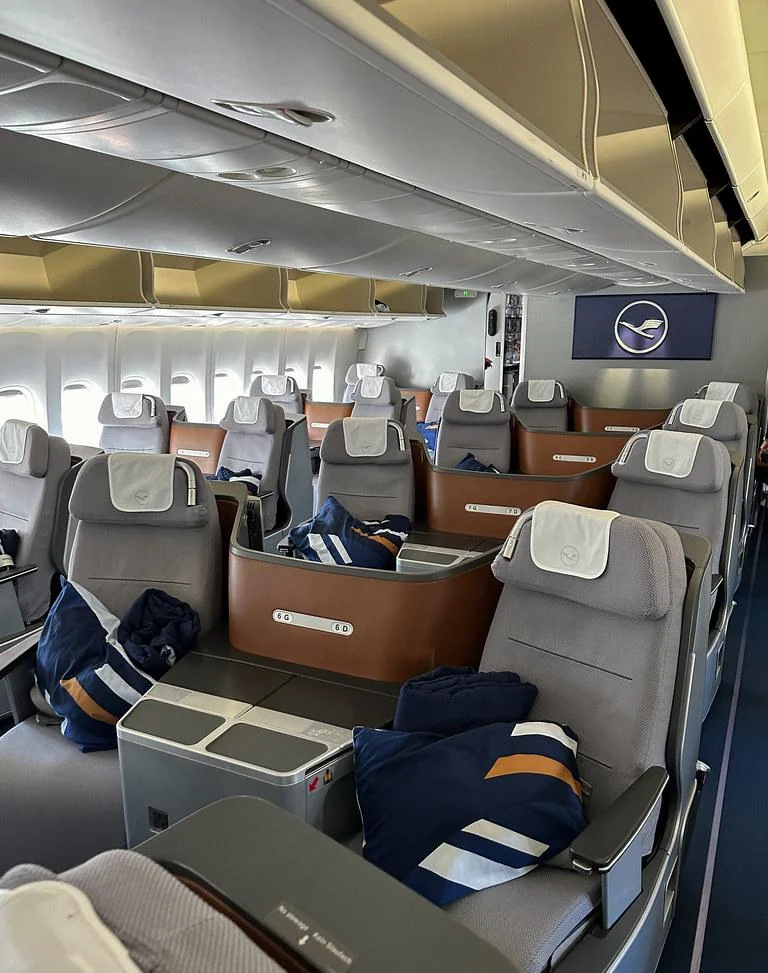Салон бизнес-класса Boeing 747-8 Lufthansa на основной палубе