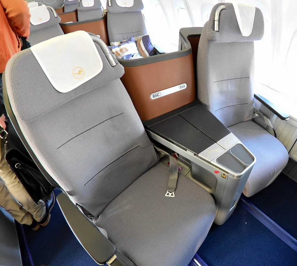 Кресла 85C и 85A в бизнес-классе на верхней палубе 747-8