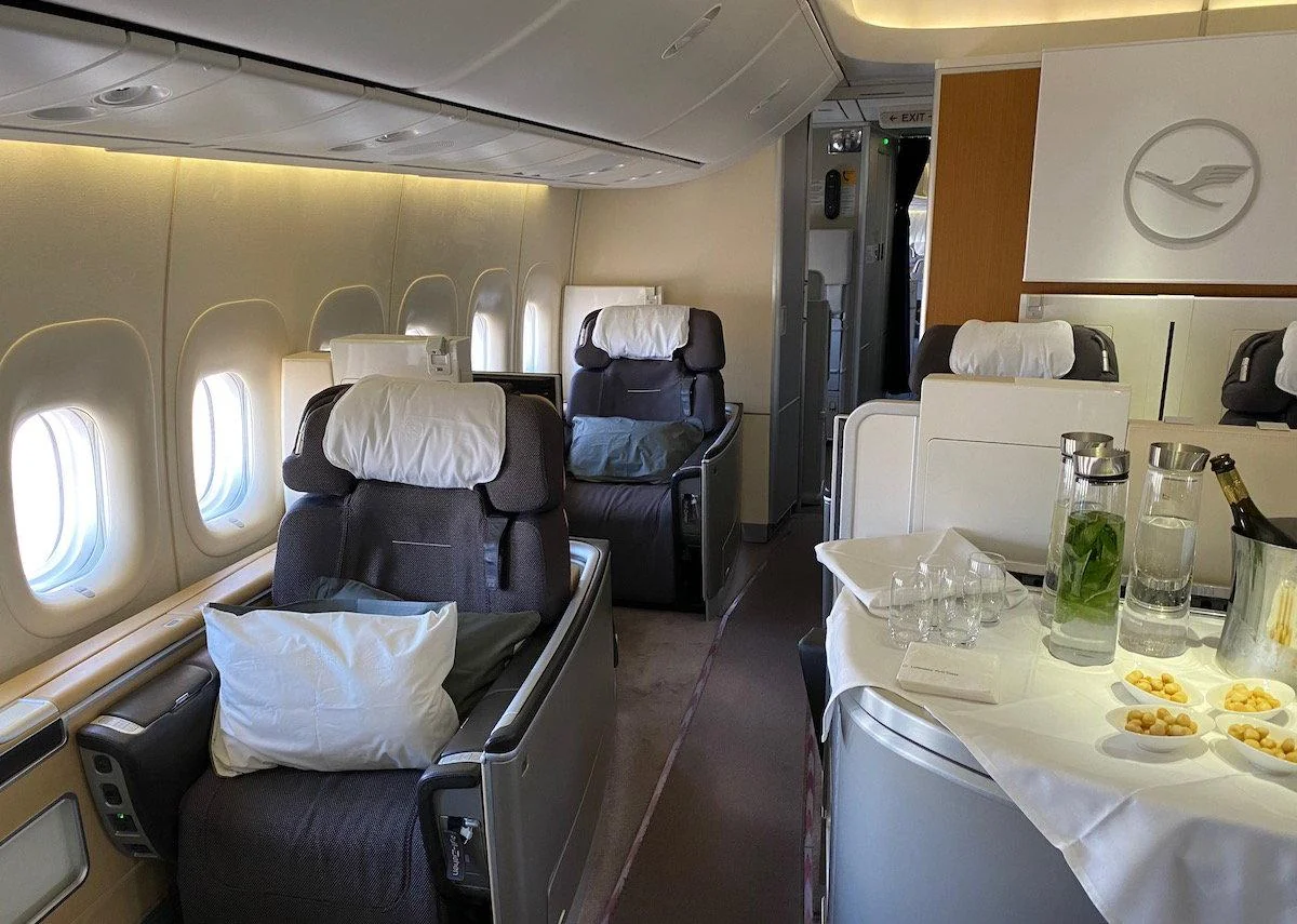 Кресло первого класса Boeing 747-8 Lufthansa с накрытым столом
