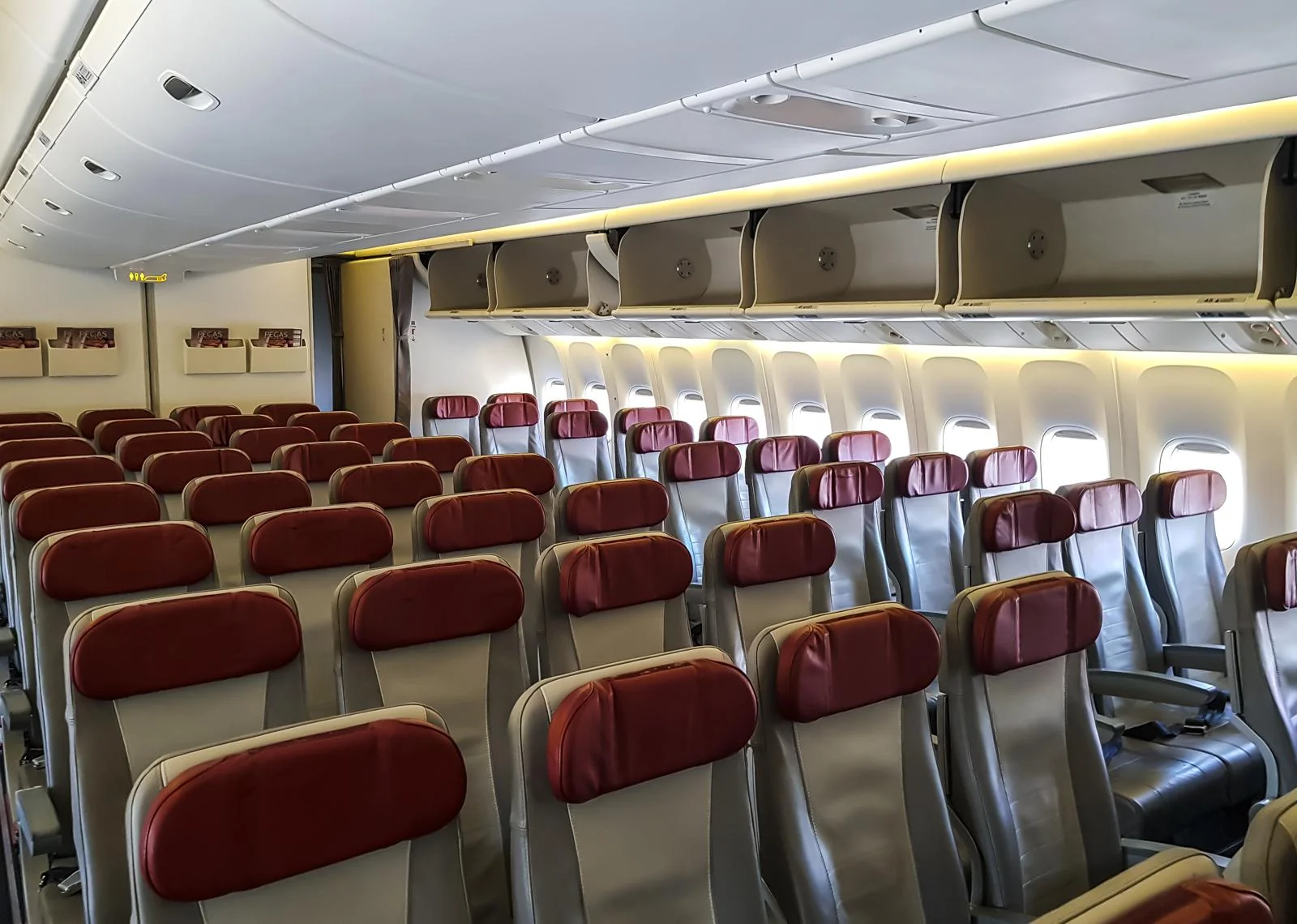 Ряды кресел 777-200ER Nordwind с красными подголовниками