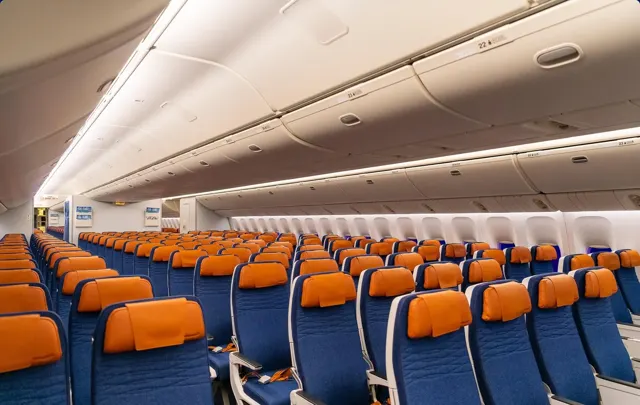 Эконом-класс Boeing 777-300ER Аэрофлот во всю длину: посадка 3-4-3, оранжевые подголовники