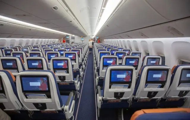 Экраны в спинках кресел эконом-класса Boeing 777-300ER Аэрофлот