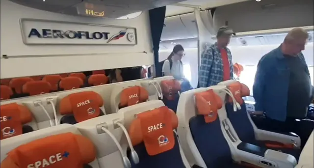 Ряд Space+ в экономе Boeing 777-300ER Аэрофлот с подголовниками Space+ во время высадки