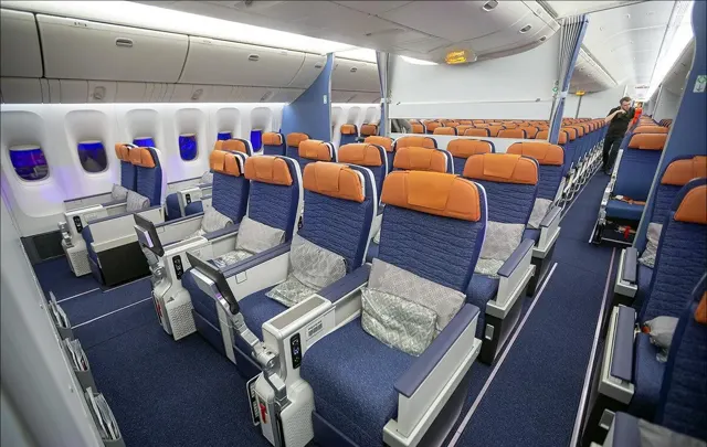 Салон «Комфорт» Boeing 777-300ER Аэрофлот: оранжевые кресла 2-4-2 с подставками для ног