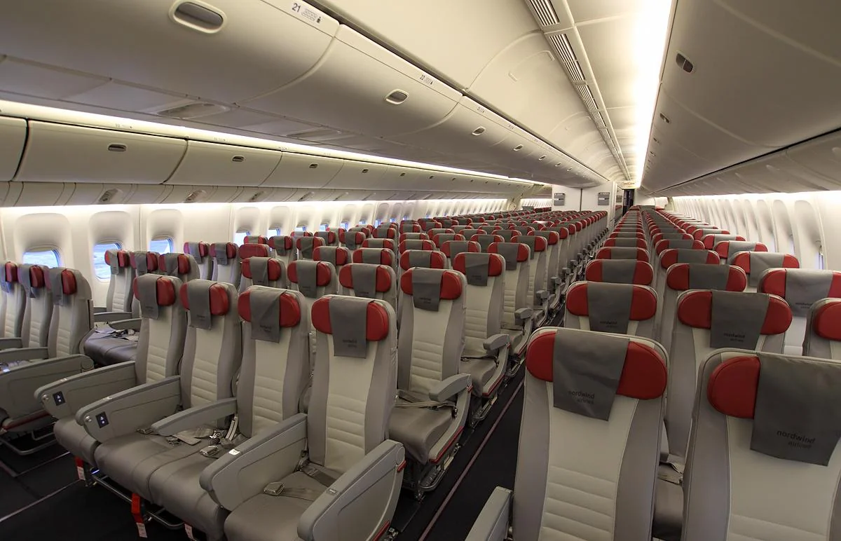 Экономический класс Boeing 777-300ER Nordwind: красно-серые кресла и два прохода