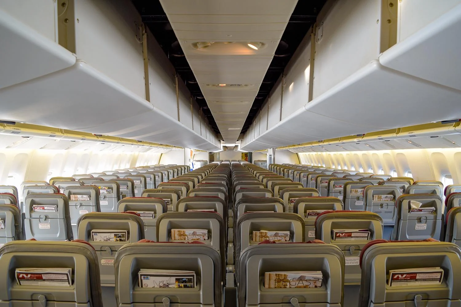 Пустой салон 777-300ER Nordwind, вид вдоль прохода к хвосту