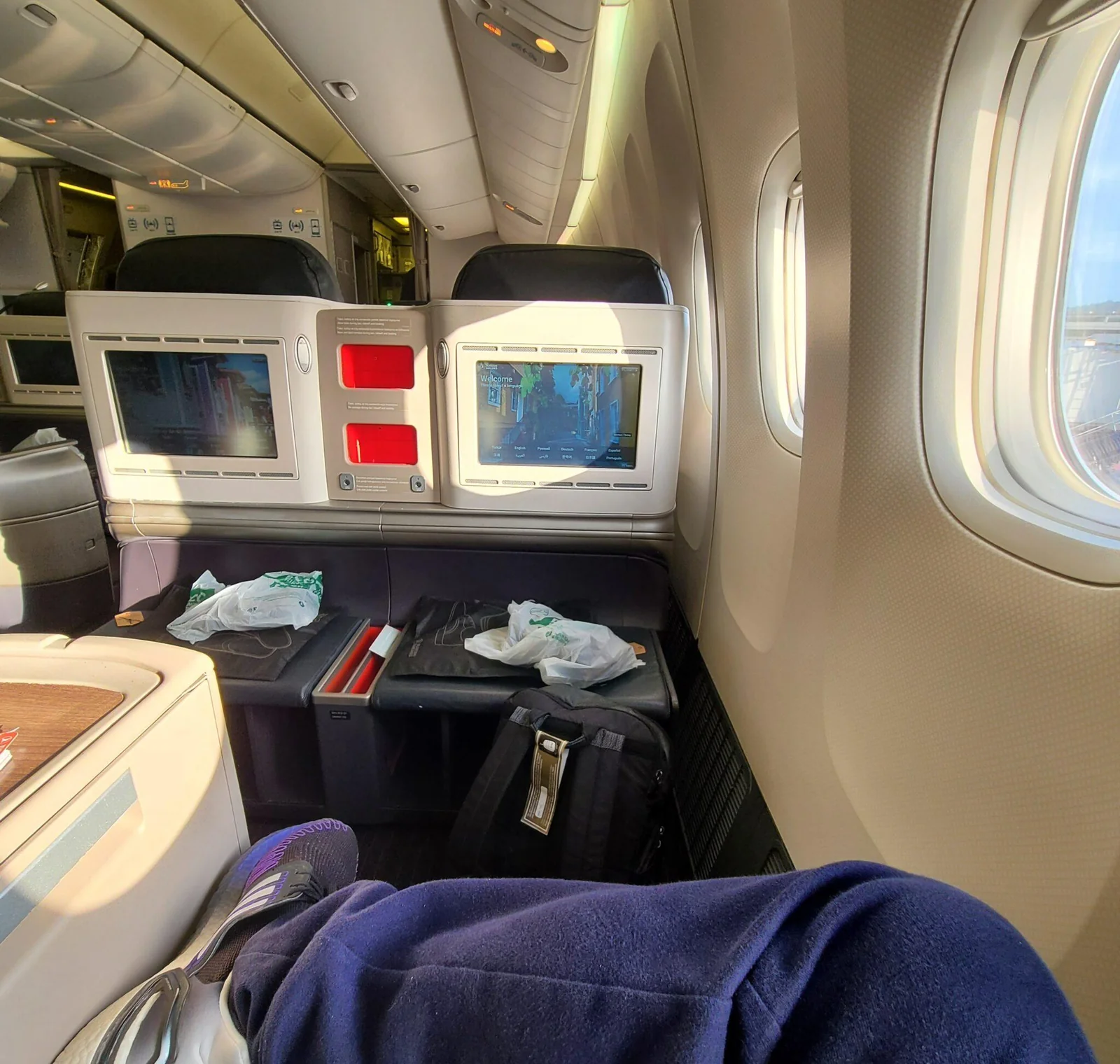 Кресло бизнес-класса Boeing 777-300ER Turkish Airlines у иллюминатора, экран и столик