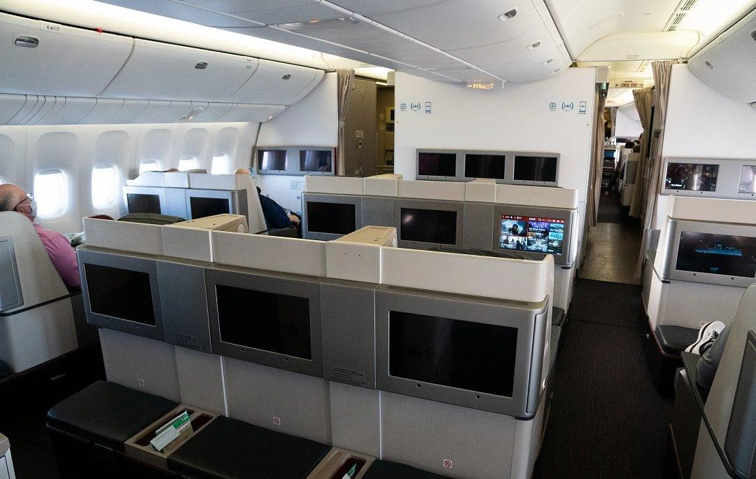 Салон бизнес-класса Boeing 777-300ER: кресла-раковины вдоль прохода